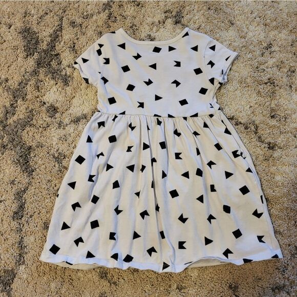 Wonder Nation white short-sleeved dress with black shape design - Picture 3 of 4
